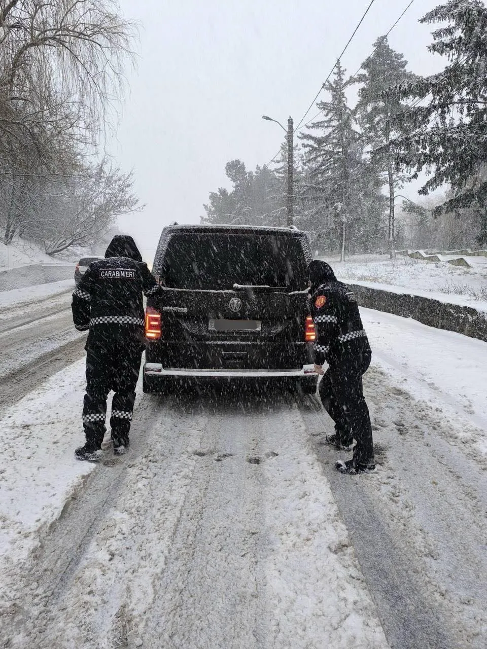 MAI a raportat sute de accidente și întreruperi de curent din cauza vremii nefavorabile