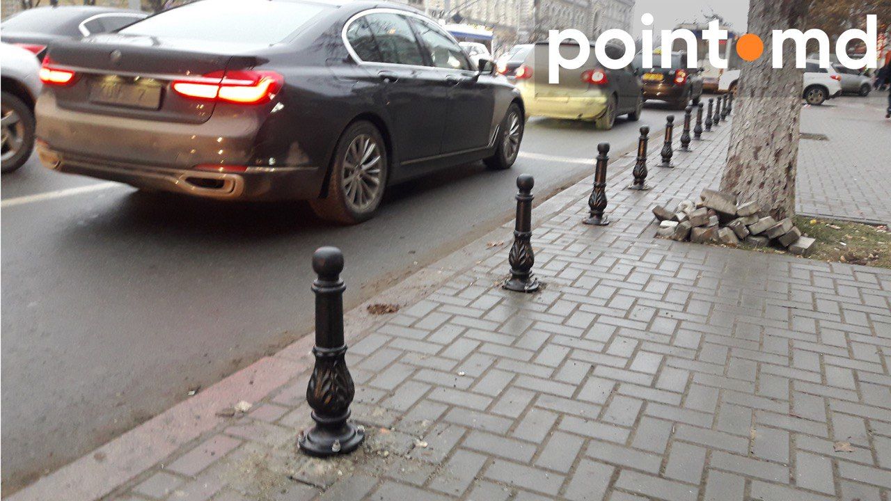 В центре Кишинева установлены антипарковочные столбики
