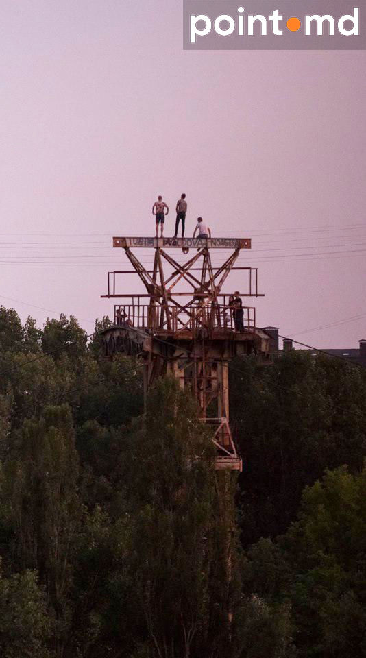 Молодежь облюбовала опору канатной дороги на Буюканах