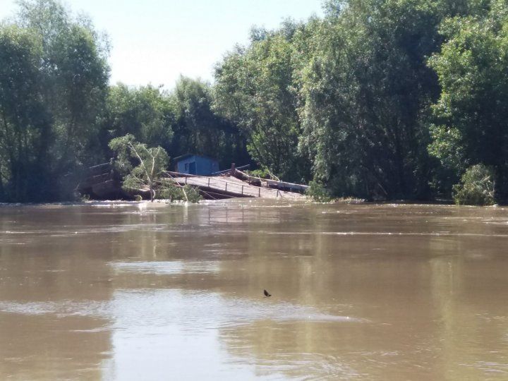 Спасатели провели операцию по поиску парома, дрейфующего по Днестру
