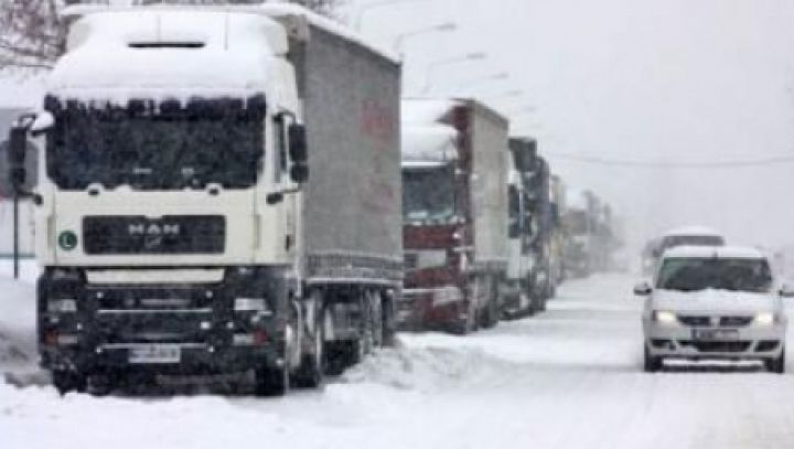 Un TIR plin cu cereale, blocat la Cahul din cauza ninsorilor