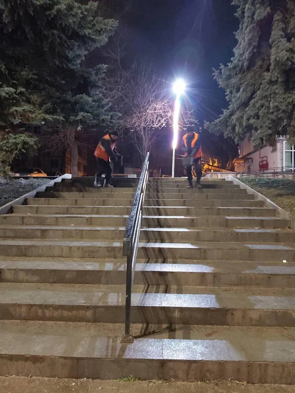 Всю ночь специальные службы работали над устранением гололёда в столице