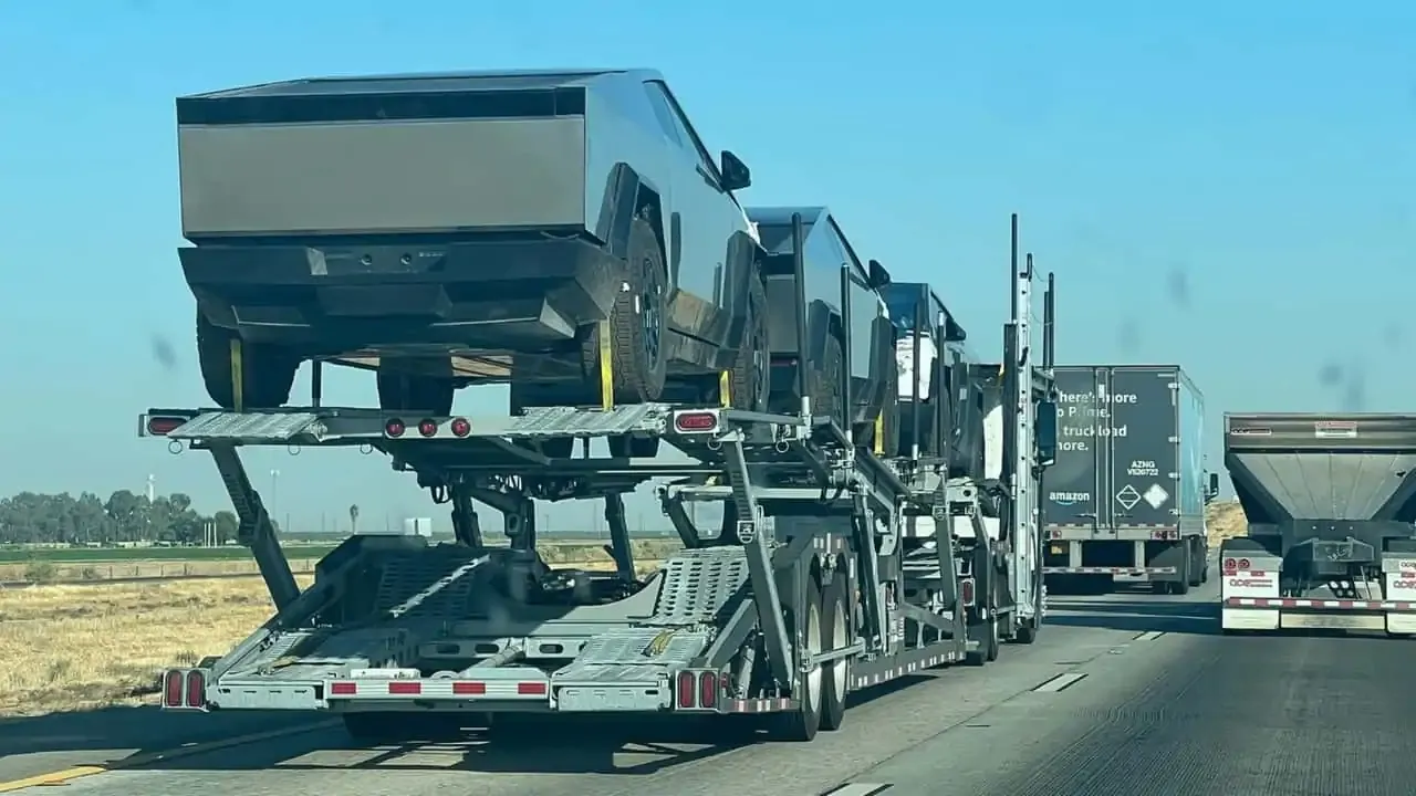 Десятки новейших Tesla Cybertruck замечены на автовозах: фанаты ждут
