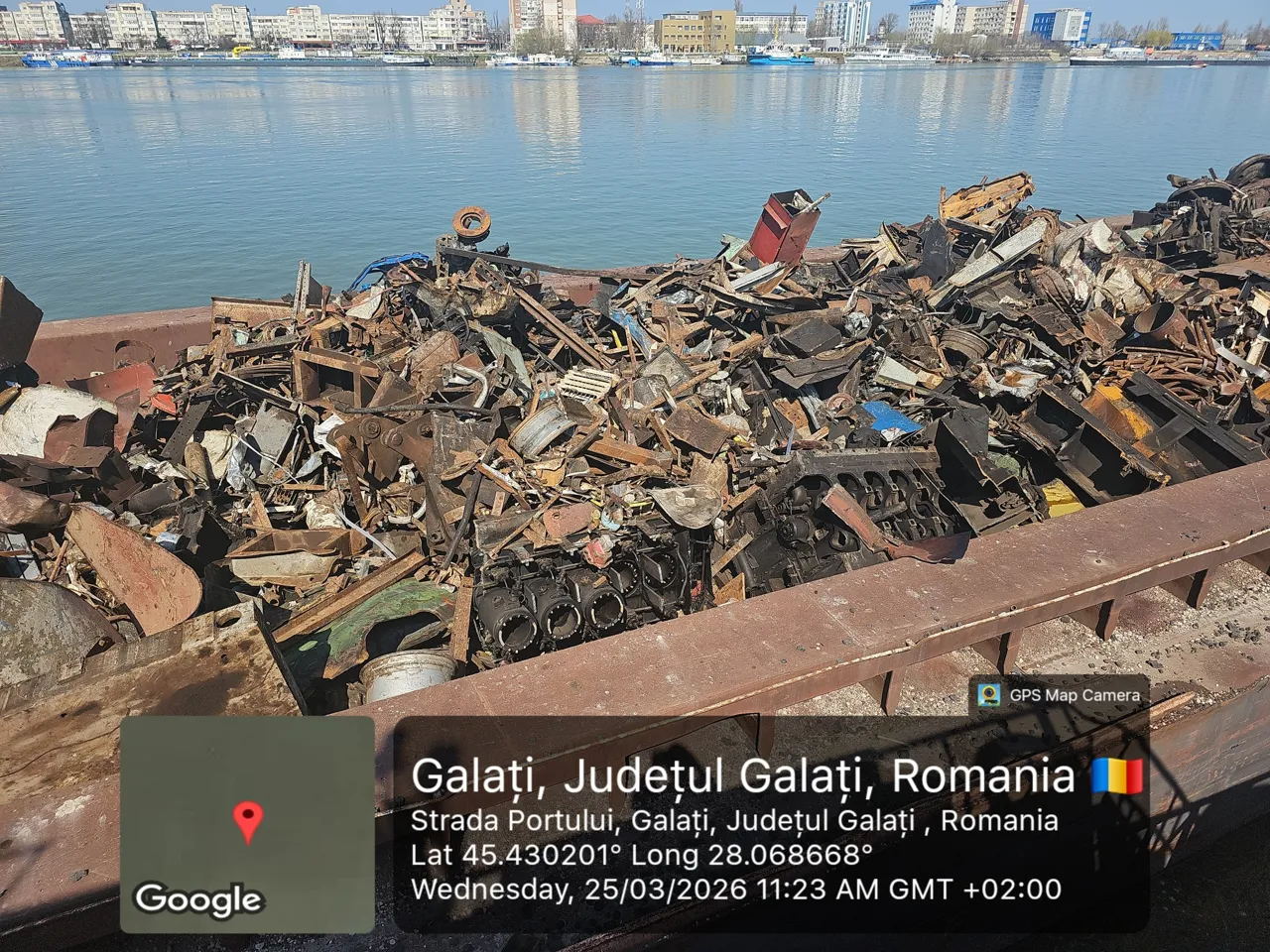 Баржу с подозрительными отходами из Молдовы остановили в порту Галац