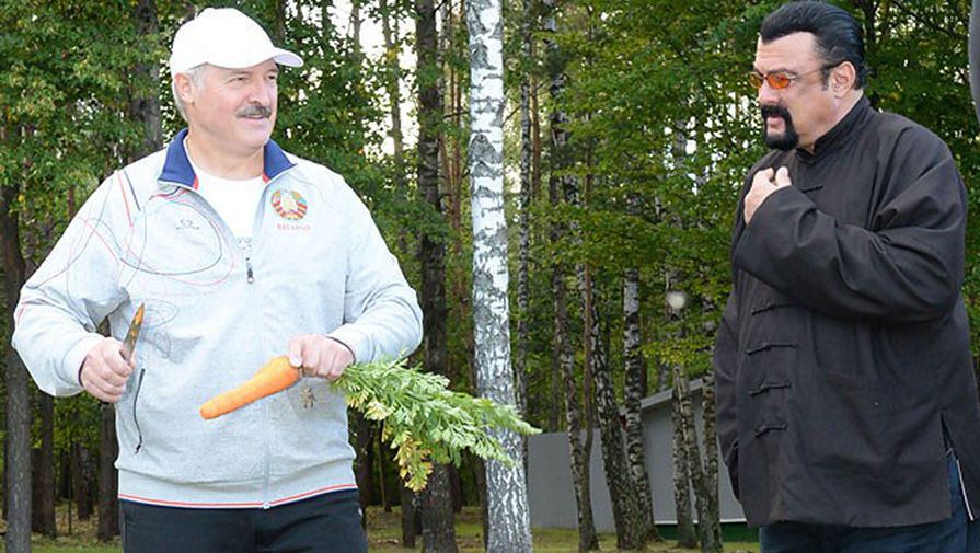 Стивен Сигал отведал морковки с грядки Александра Лукашенко
