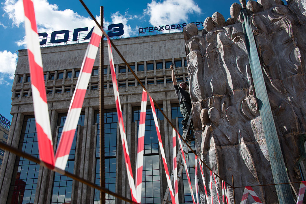 Молдаванин работает на монтаже памятника жертвам сталинских репрессий в Москве