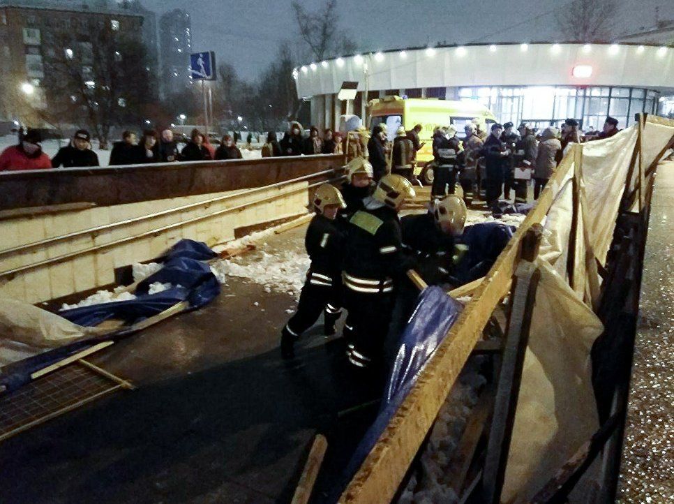 В переходе московского метро рухнули строительные леса