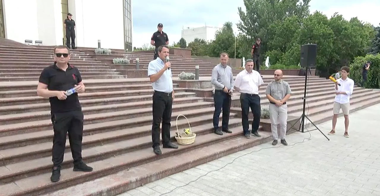 Сторонники партии "Шор" принесли кизяк к президентуре, протестуя против роста цен