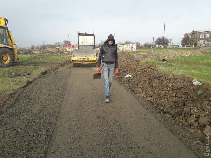 В селе под Одессой прокладывают суперпрочную дорогу с георешеткой