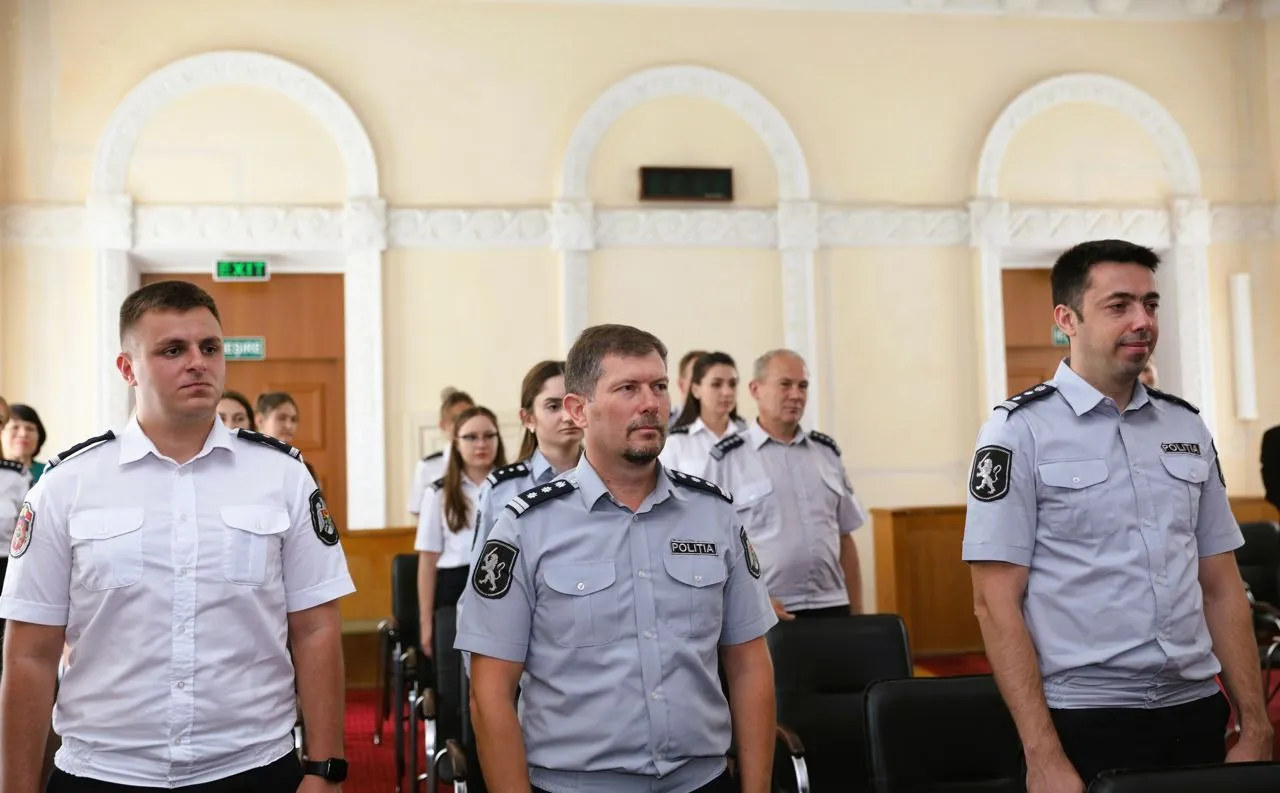 Ефрос вручил удостоверение генерал-лейтенанта экс-министру внутренних дел Косташу