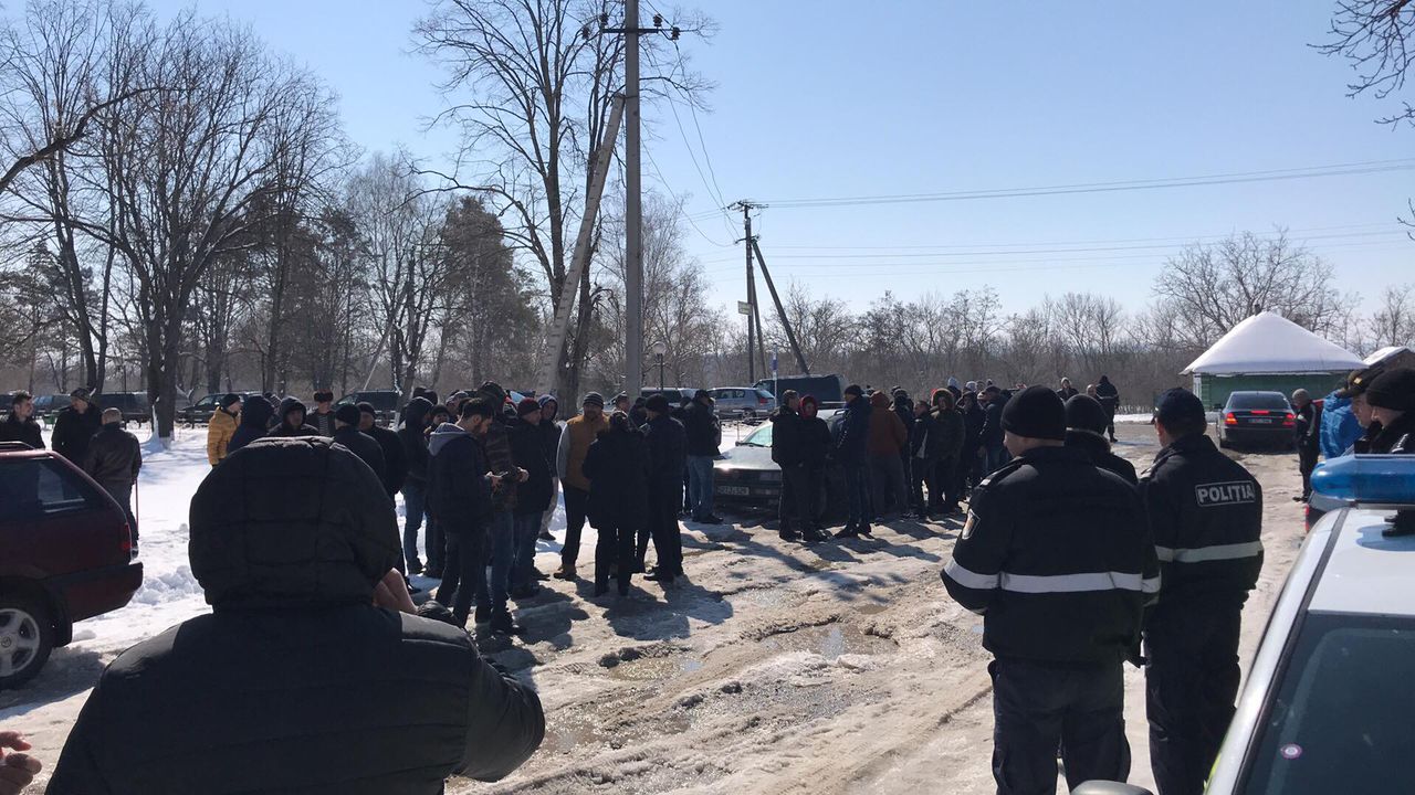 Protest la Sculeni: Zeci de persoane protestează față de limitările impuse pentru micul trafic la frontieră