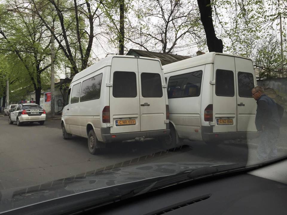 В Кишиневе две маршрутки не смогли поделить дорогу