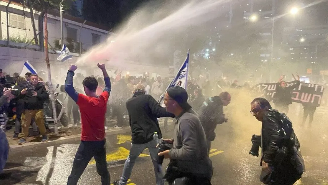 Полиция применила водомет для разгона митинга в Тель-Авиве