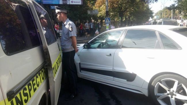 Авария с участием полицейской машины произошла этим утром в Кишиневе