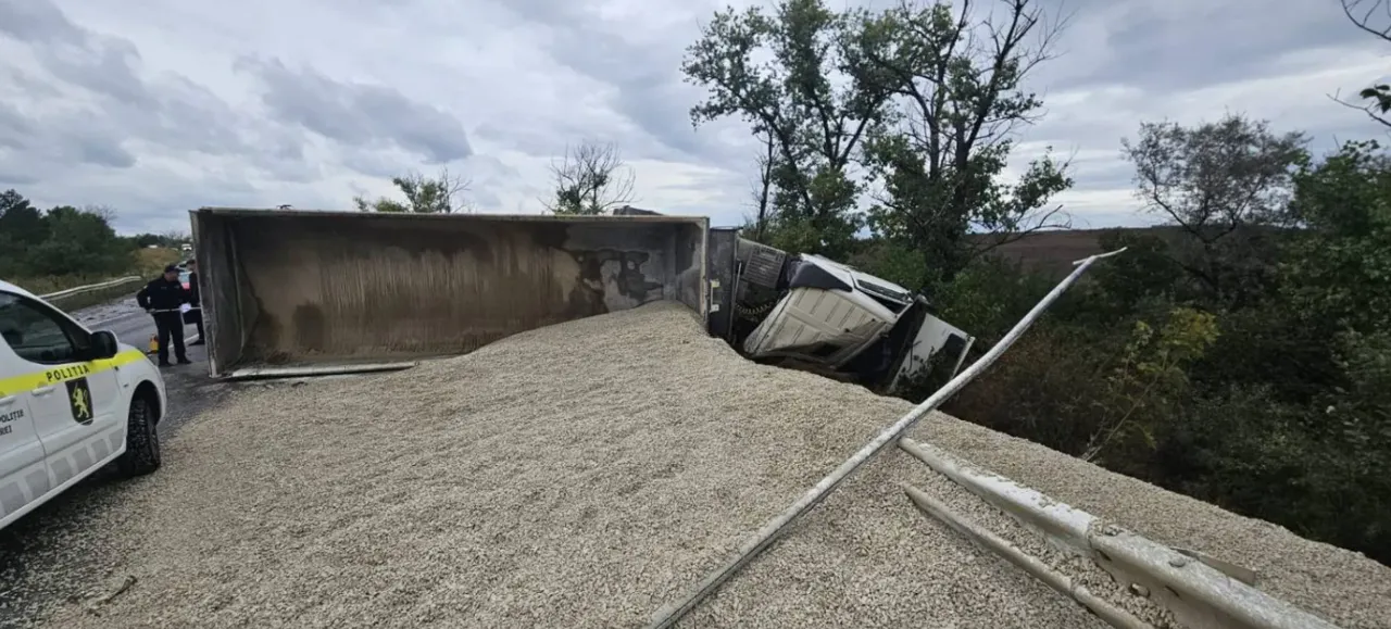 O mașină s-a lovit grav într-un camion pe traseul Bălți-Chișinău