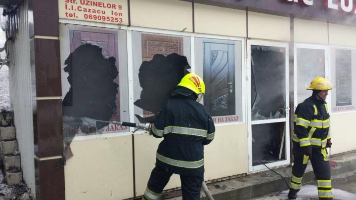 Пожар произошел в одном из кишиневских киосков