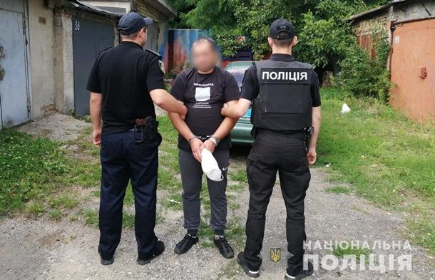 Под Киевом таксист посадил клиента на цепь