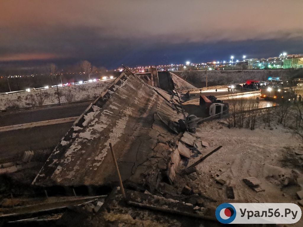 В России из-за колонны грузовиков рухнул мост