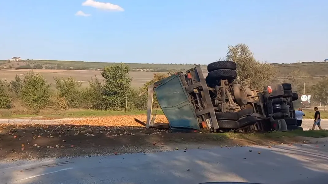 Возле Оргеева перевернулся грузовик: водитель доставлен в больницу