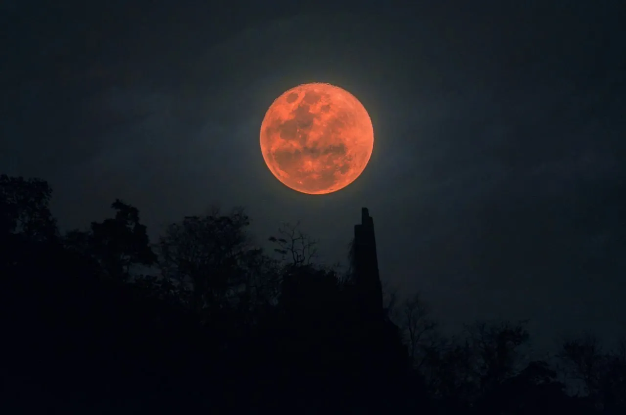 Imagini spectaculoase: Luna a devenit roșie datorită unei eclipse totale