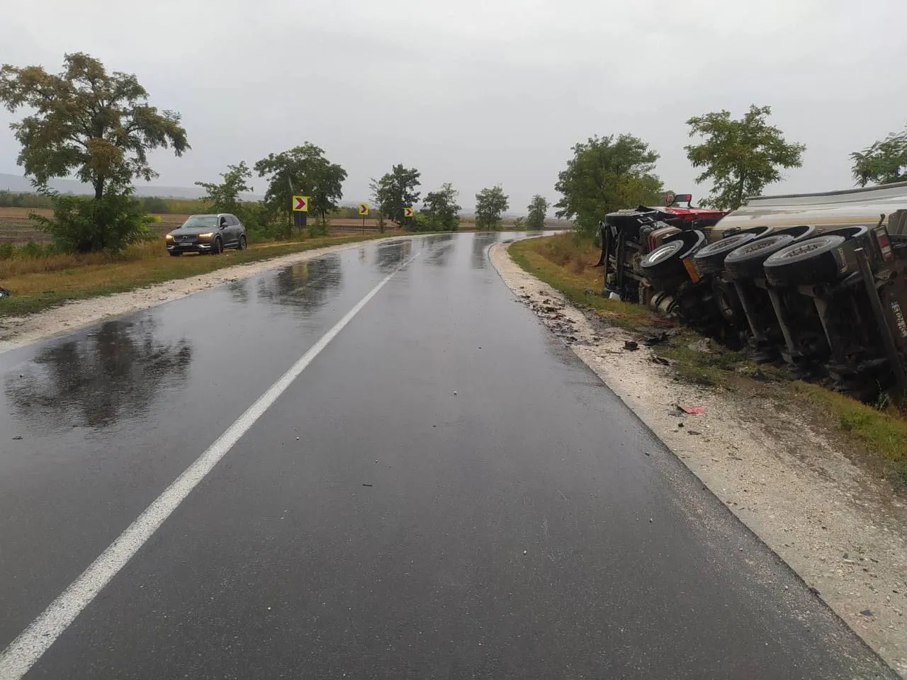 O maşină a intrat într-un camion pe traseul Bălți-Florești: Un șofer, spitalizat