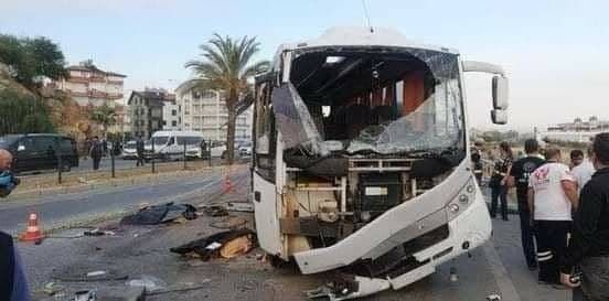 Автобус с туристами попал в серьезную аварию в Анталье