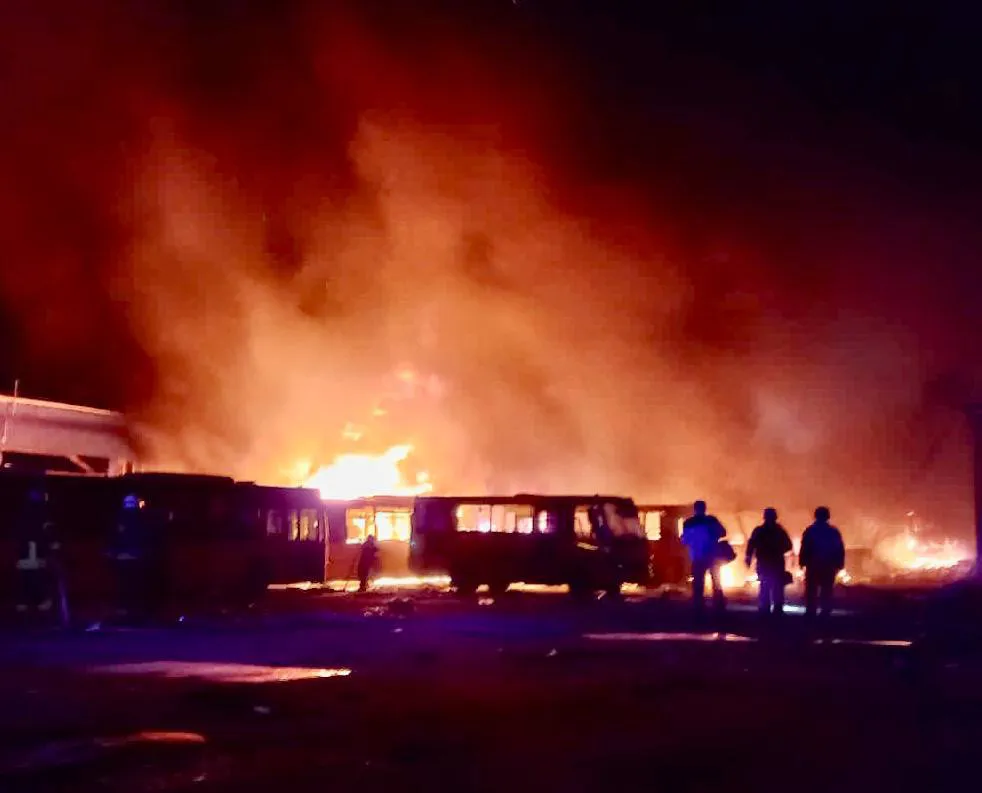 В результате удара по Днепру горят более 50 автобусов, один человек погиб