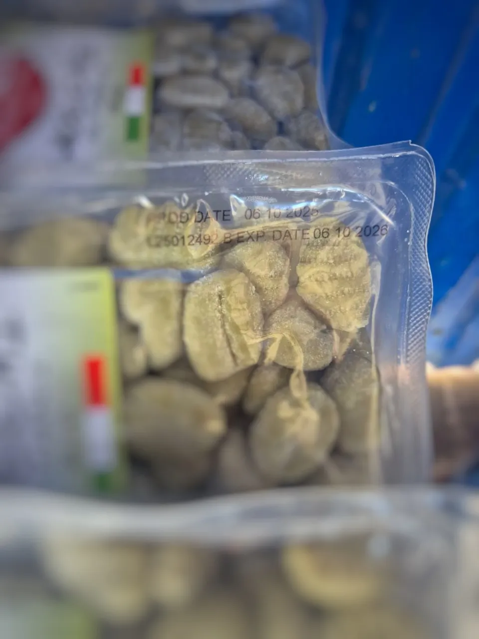 Peste 400 kg de produse cu termen de valabilitate expirat, confiscate în Capitală
