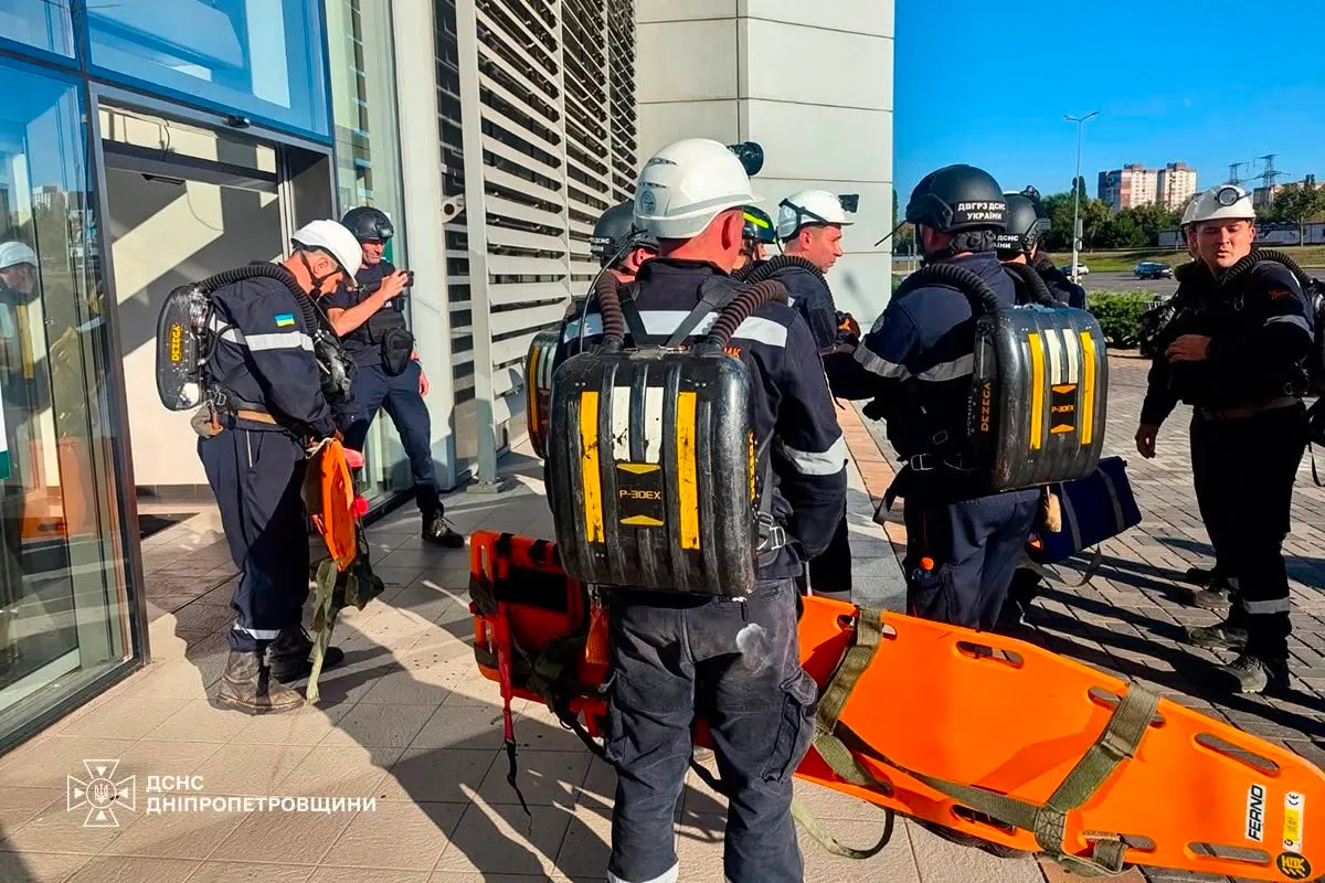 Российские войска дважды ударили по торговому центру в Кривом Роге: есть погибшие и раненые