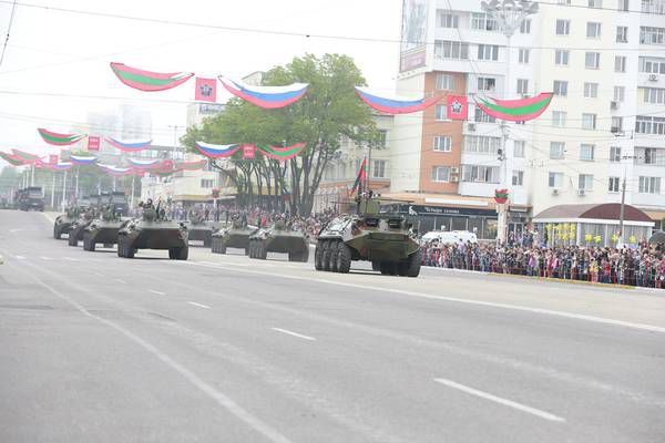 На военном параде в Тирасполе прошли российские военные