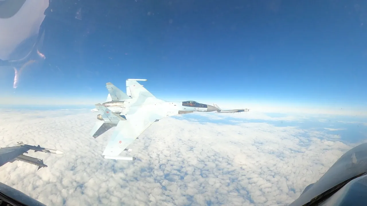 В США раскритиковали "небезопасный маневр" Су-35 у Аляски
