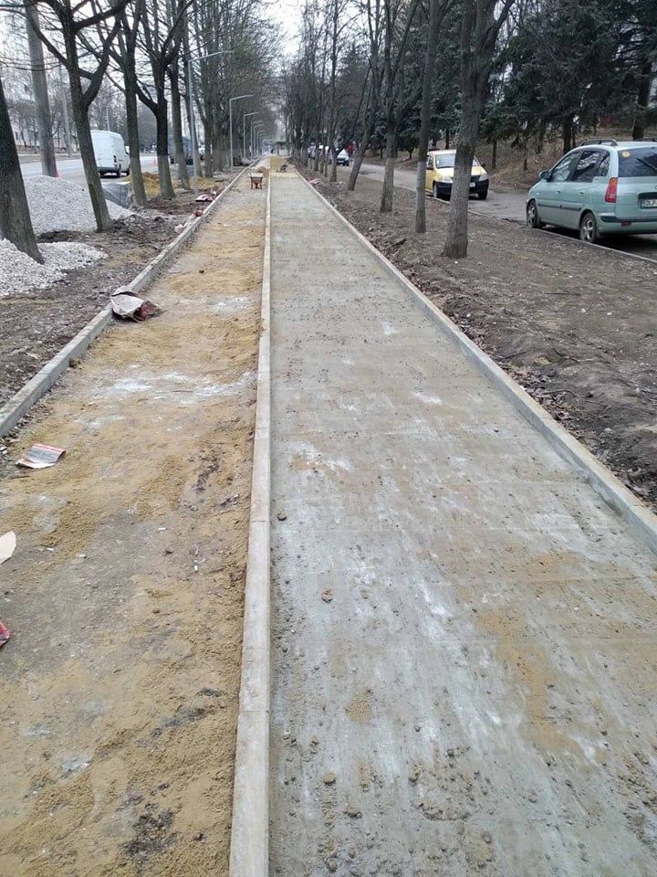 Продолжаются работы по восстановлению тротуара на улице Ливиу Деляну