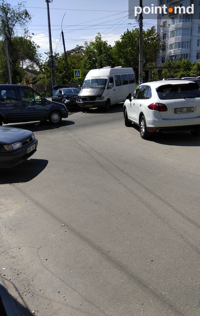Istoria se repetă: Un alt microbuz, lovit în aceeași intersecție din Capitală