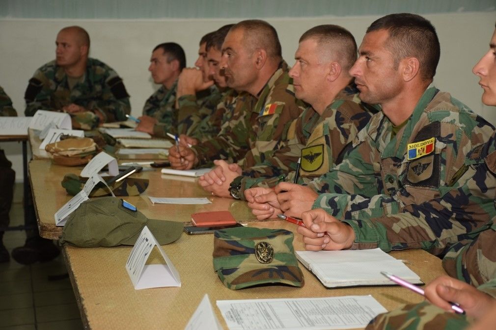Молдавские сержанты проходят обучение у специалистов НАТО