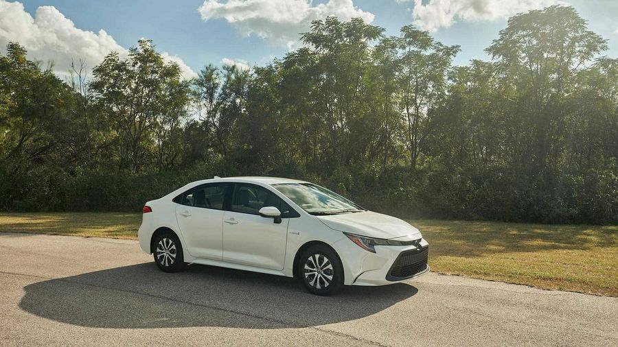 Toyota презентовала экономичный гибрид Corolla
