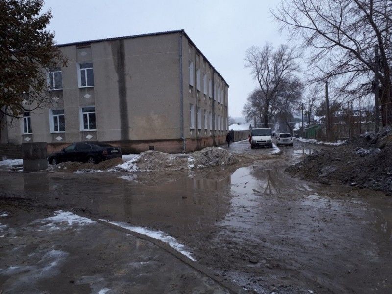 В Бельцах ребенок провалился в грязевую яму на перерытой дороге