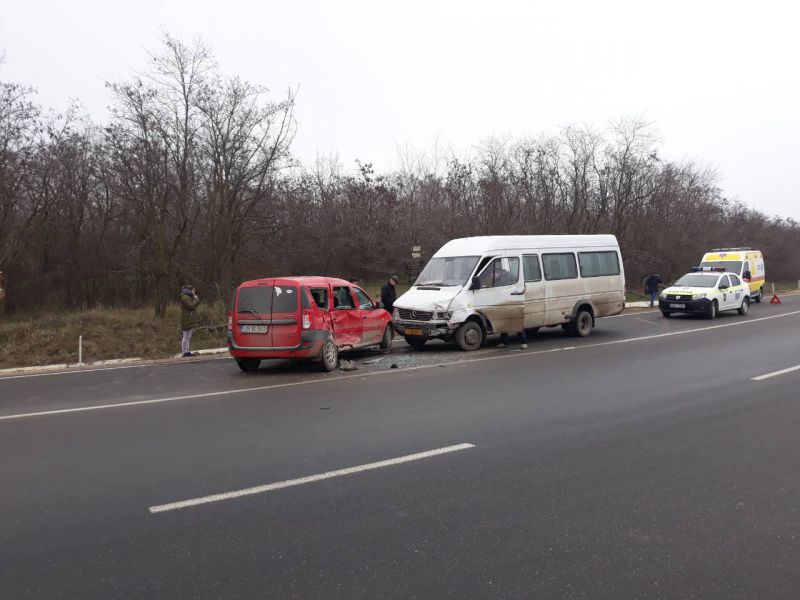 Пассажирка рейсового микроавтобуса пострадала в ДТП