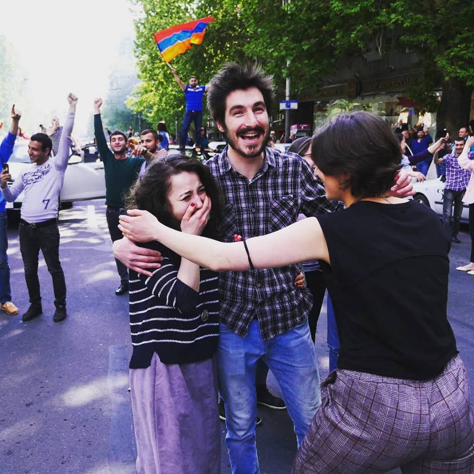 Протестующие в Ереване радуются новости об отставке Сержа Саргсяна