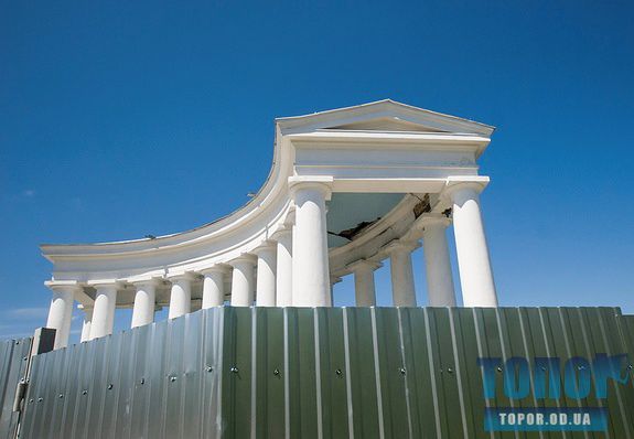 Очередную одесскую достопримечательность закрыли забором