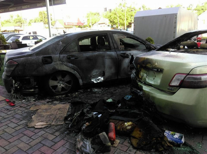 Incident suspect în Capitală. Două maşini, incendiate pe strada Ismail