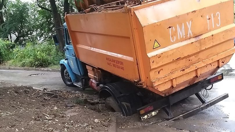 В столице спецавтомобиль застрял в дорожной яме