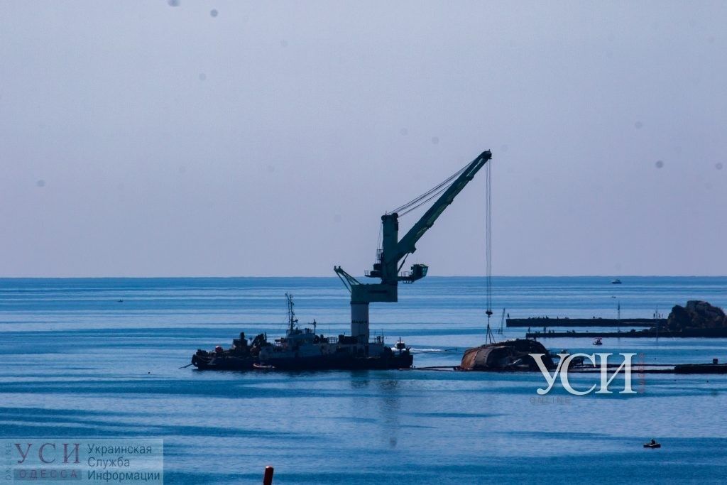 В Одессе снова пытаются поднять затонувший танкер