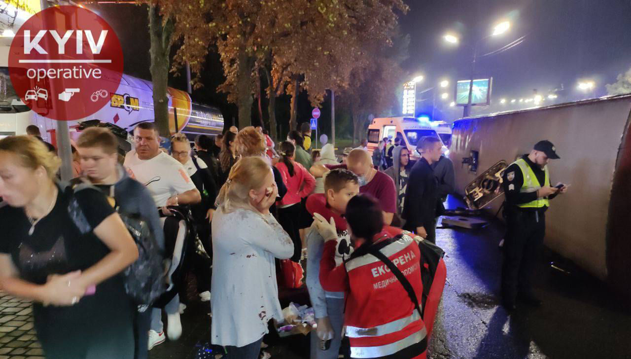 В Киеве перевернулся автобус Кишинев - Москва: пострадали 18 человек