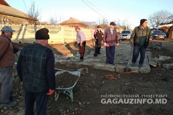 Жители Гайдар своими силами ремонтируют одну из улиц