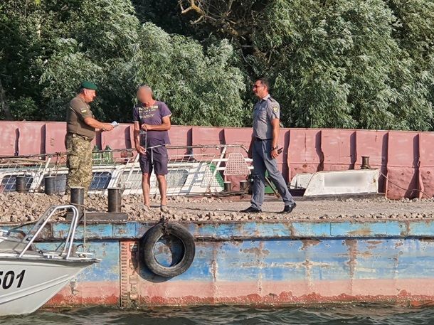 Пограничники задержали румынское судно в дельте Дуная