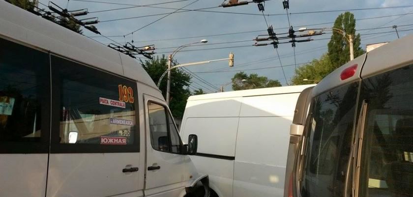Accident grav pe strada Ismail. O mașină, făcută zob