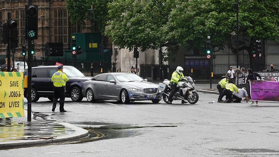Премьер Великобритании Борис Джонсон попал в ДТП на выезде из парламента