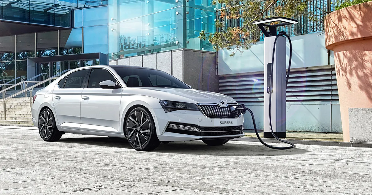 Regele spațiului și al drumurilor lungi: Škoda Superb celebrează 25 de ani de la lansarea generației modern