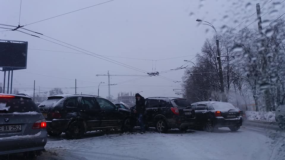 Carambol în sectorul Râşcani. S-au ciocnit trei maşini