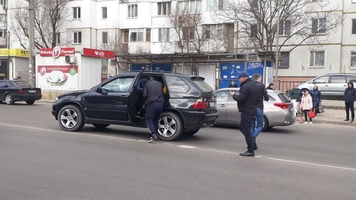Водитель BMW заявил, что не сбивал женщину с ребенком на руках